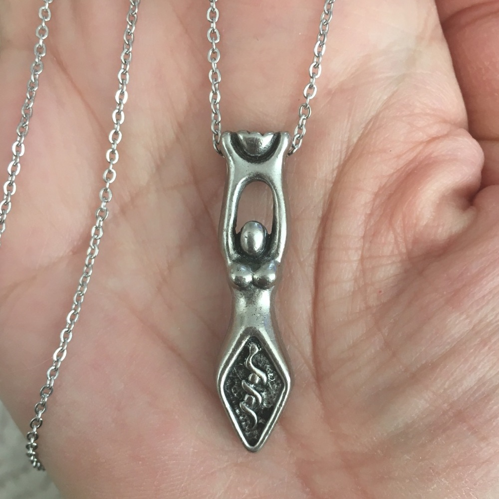 Silver fertility goddess pendant & chain - Picture 1 of 4